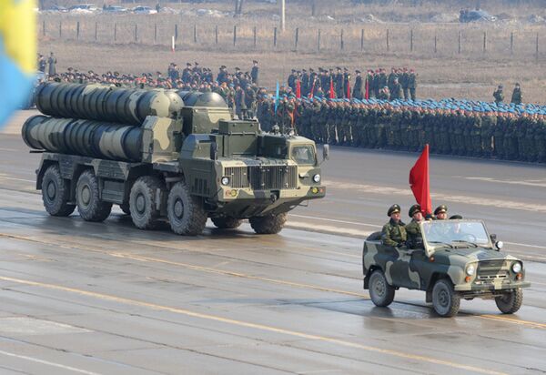Пусковая установка ЗРК С-300, впереди командирский УАЗ-3151
