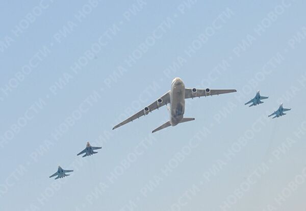 Ан-124 в сопровождении четырех Су-27