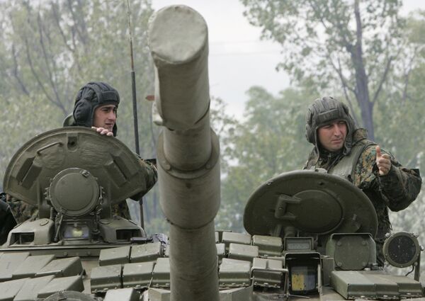 Грузинская бронетехника двинулась на мятежную военную базу Мухровани