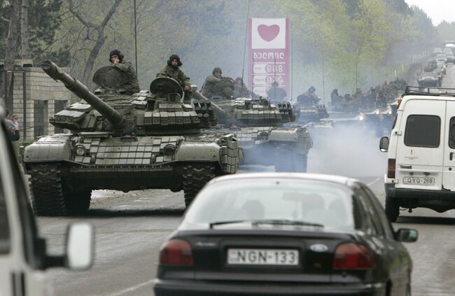 Танки покидают военную базу в Мухровани