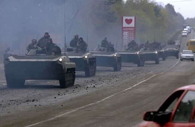 Танки покидают военную базу в Мухровани