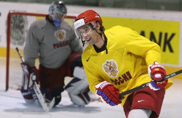Форвард Данис Зарипов во время тренировки сборной России по хоккею в рамках ЧМ-2009