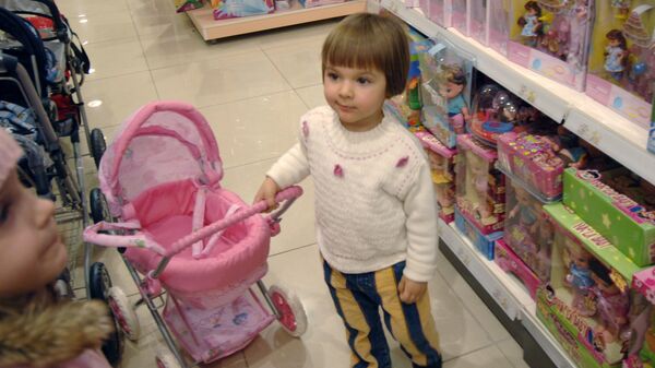 Медведев призывает преодолеть технологическую отсталость индустрии детских товаров в РФ