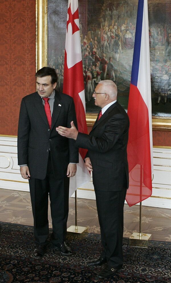 Президент Чехии принял Саакашвили в канун открытия саммита ЕС