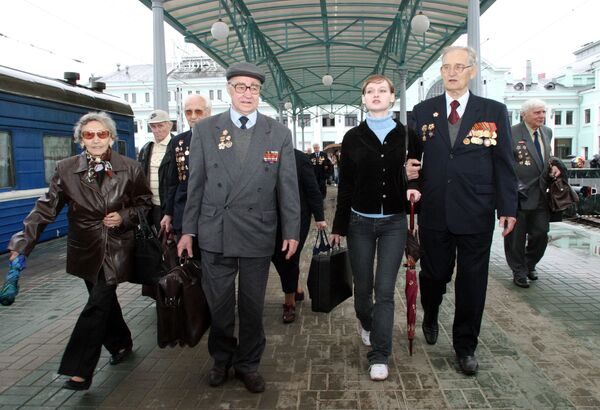 Пенсии ветеранов в России в 2010 году увеличат более чем на две тысячи рублей
