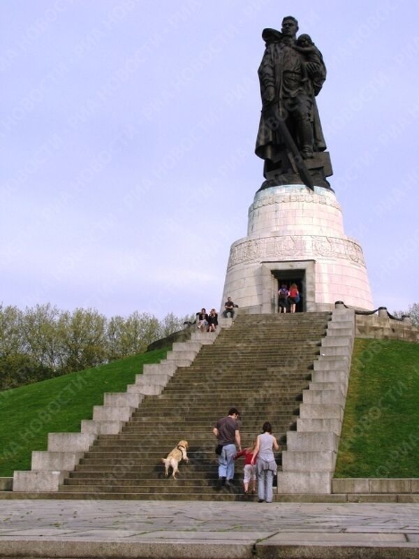 Монумент Воину-освободителю в Трептов-парке в Берлине