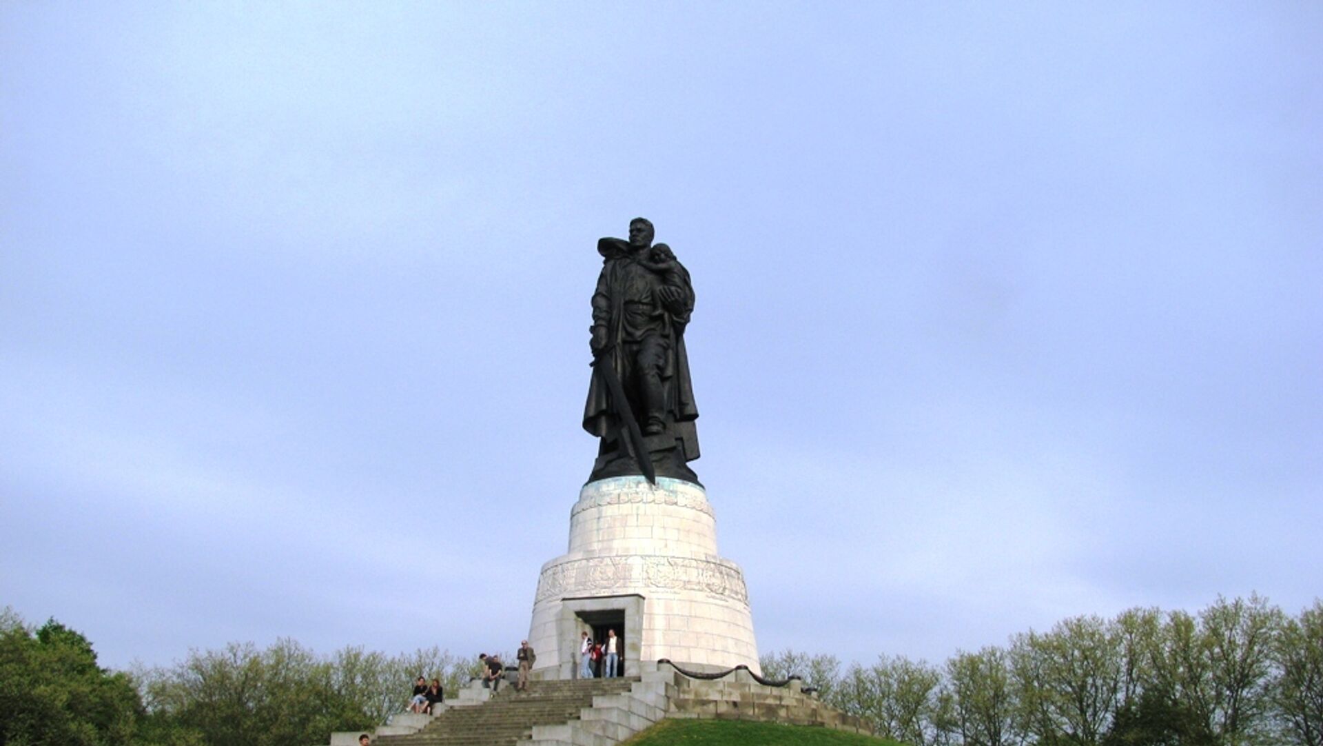 Монумент Воину-освободителю в Трептов-парке в Берлине - РИА Новости, 1920, 30.04.2021
