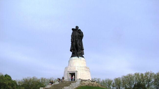 Монумент Воину-освободителю в Трептов-парке в Берлине. Архивное фото