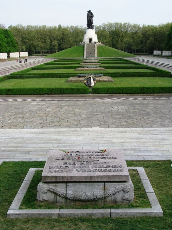 Монумент Воину-освободителю в Трептов-парке в Берлине. Архив