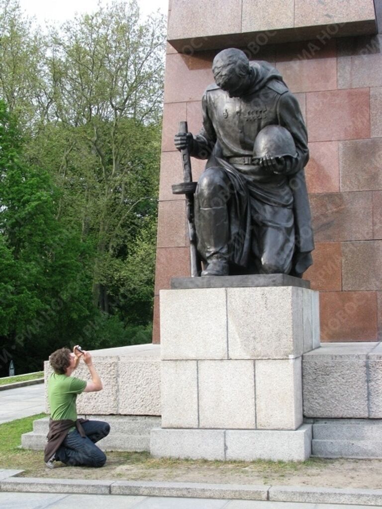 Монумент Воину-освободителю в Трептов-парке в Берлине