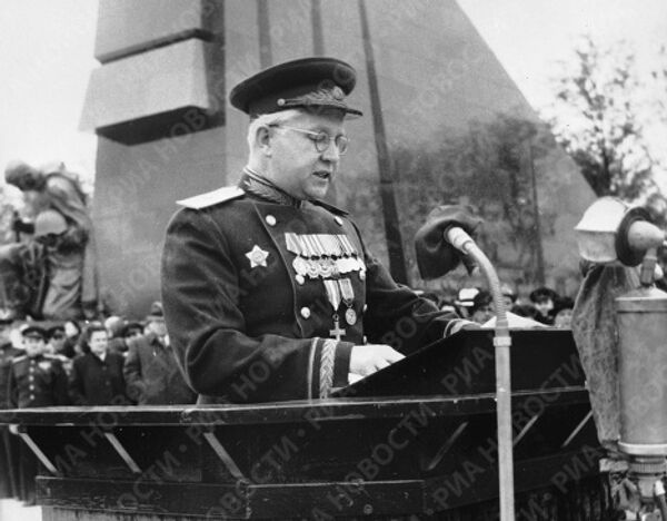 Котиков выступает на открытии памятника советскому воину в Берлине
