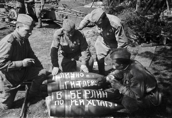 Советские солдаты пишут на послания снарядах. Архив