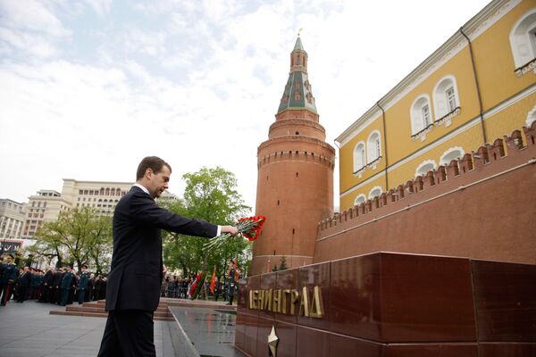 Президент России Дмитрий Медведев возложил цветы к мемориалам городов-героев у Кремлевской стены