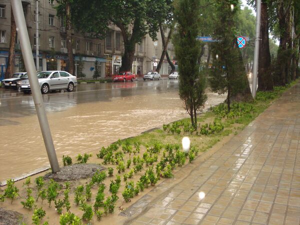 Ливень и селевой поток, сошедший на столицу Таджикистана залили весь центр Душанбе