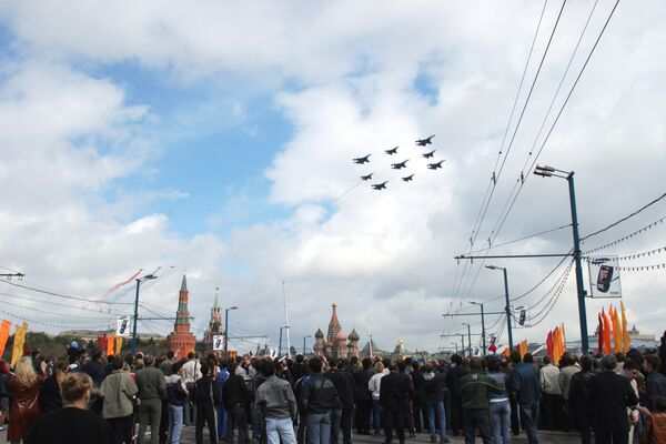 Москвичи наблюдают за боевыми самолетами