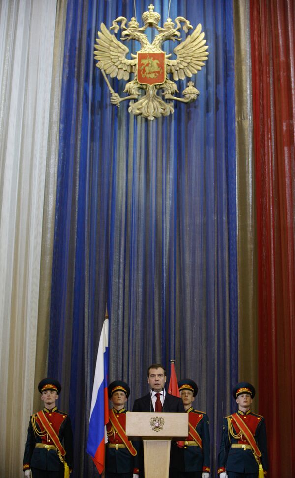Президент России Дмитрий Медведев выступил на праздничном вечере, посвященном 64-й годовщине Победы в Великой Отечественной войне.