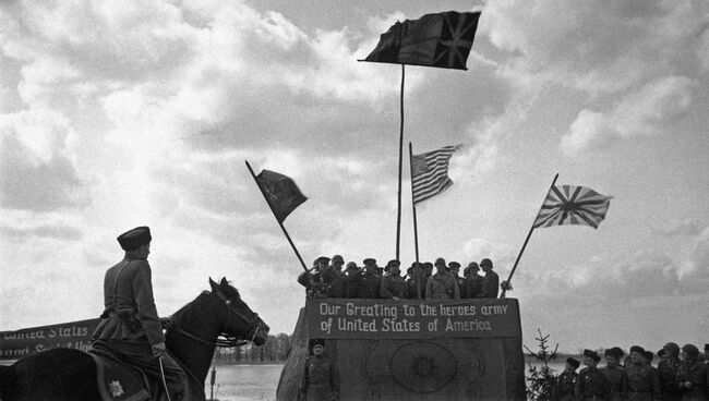 Митинг по случаю встречи на Эльбе советской и американской армий в конце Великой Отечественной войны. Архивное фото