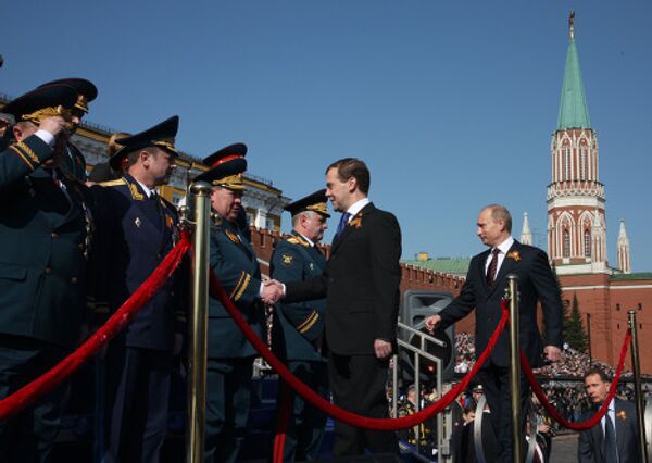 Президент РФ Д.Медведев и премьер-министр В.Путин на Военном параде по случаю Дня Победы