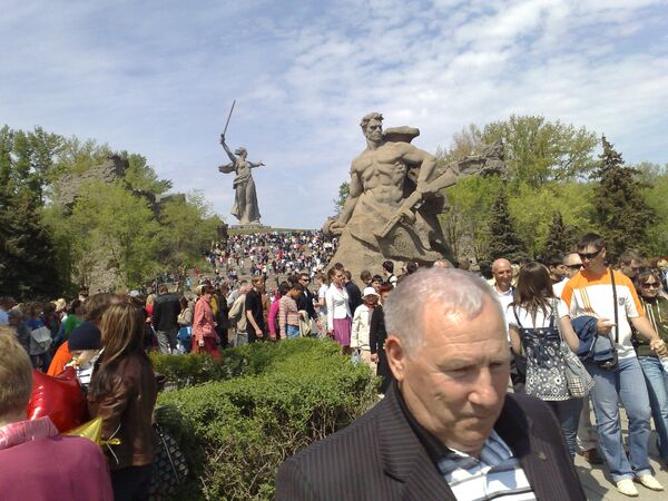 Празднование 9 мая у памятника Мамаева Кургана в Волгограде 