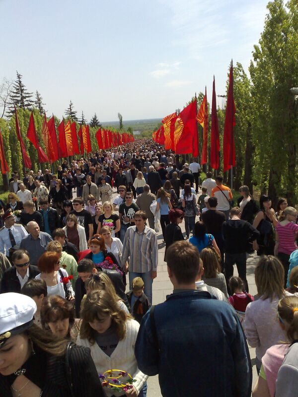 Празднование 9 мая у памятника Мамаева Кургана в Волгограде