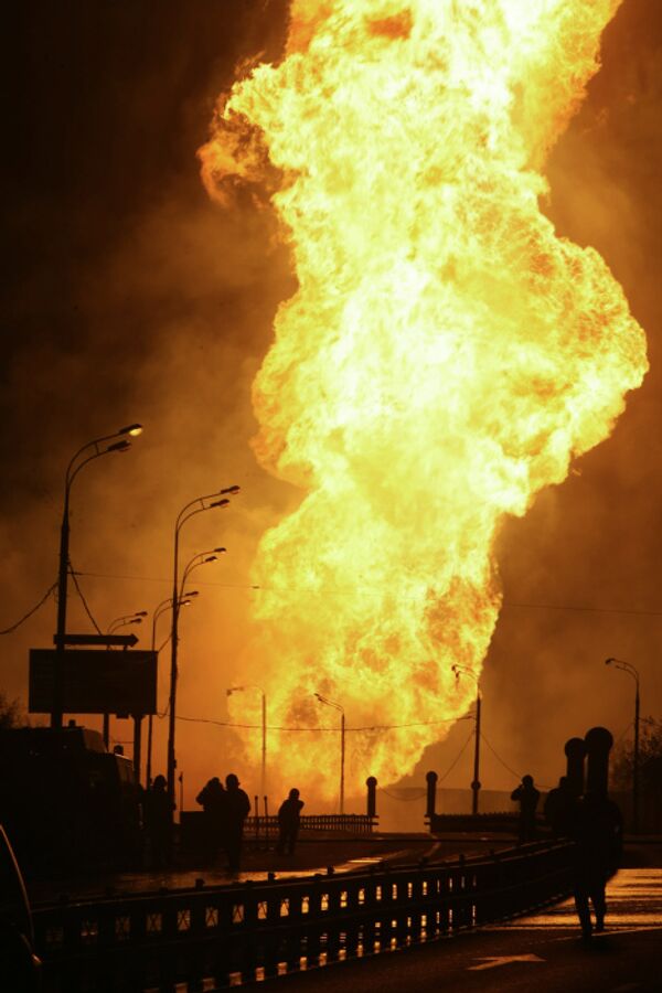 Взрыв и сильный пожар на газопроводе на западе Москвы