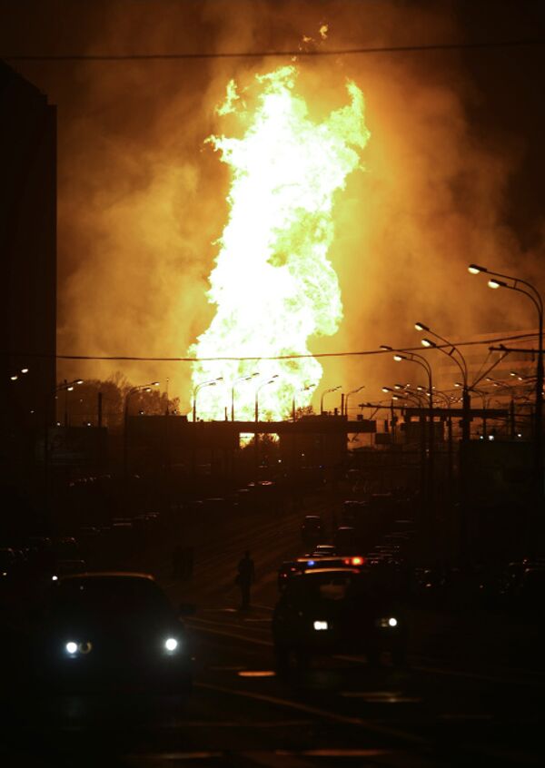 Взрыв и сильный пожар на газопроводе на западе Москвы