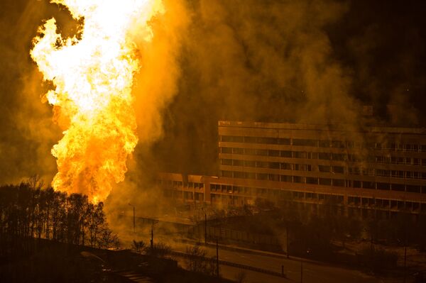 Взрыв и сильный пожар возник в ночь на воскресенье на западе Москвы