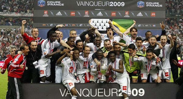 Футболисты Генгама празднуют победу в Кубке Франции