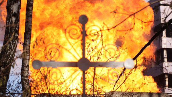 Взрыв и сильный пожар возник в ночь на воскресенье на западе Москвы