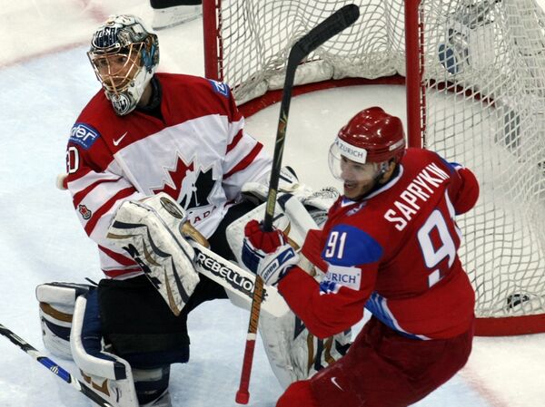 Олег Сапрыкин празднует гол в ворота Дуйэна Ролосона в финальном матче ЧМ-2009 по хоккею