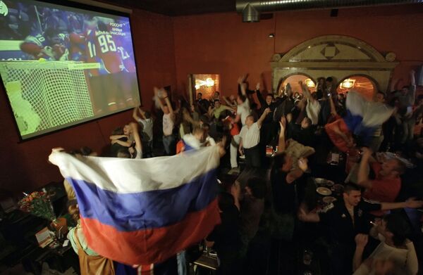 Московские болельщики празднуют победу российской сборной на чемпионате мира по хоккею-2009