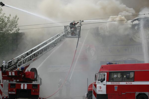 Большая часть крыши жилого четырехэтажного дома уничтожена огнем на Сахалине
