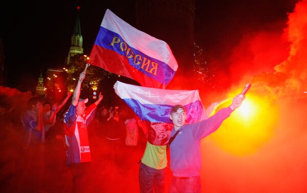 Российские болельщики в центре Москвы празднуют победу сборной России по хоккею