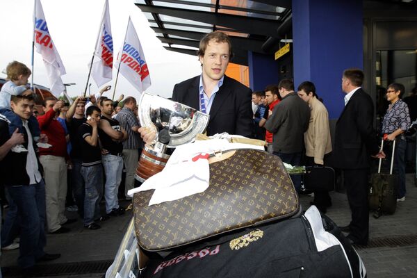 Илья Никулин во время встречи сборной России по хоккею в аэропорту Шереметьево-1