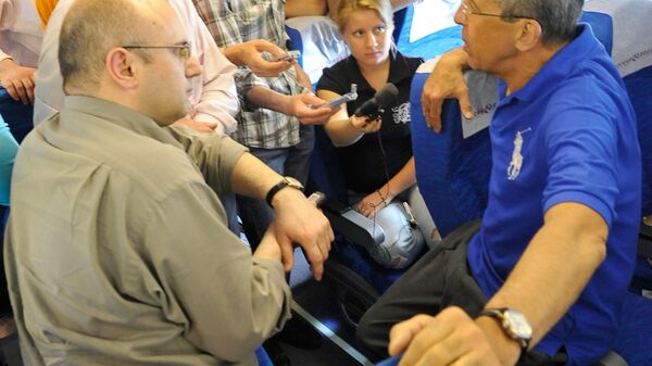 Глава МД РФ С. Лавров отвечает на вопросы журналистов на борту самолета во время возвращения в Москву