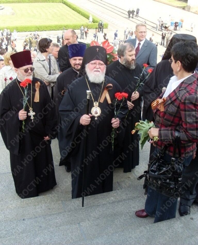 Возложение цветов у мемориала воинам-освободителям в Тиргартене