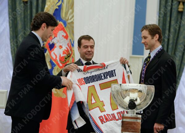 Президент России Дмитрий Медведев встретился с игроками сборной России по хоккею