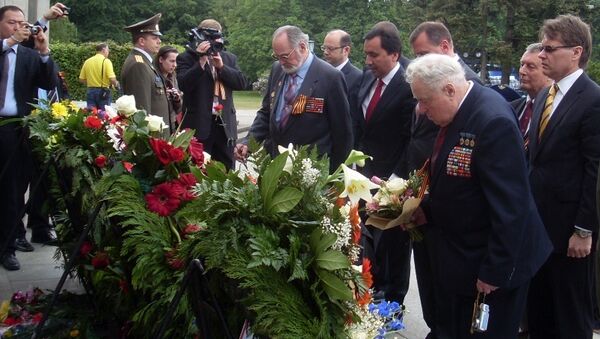 Возложение цветов у мемориала воинам-освободителям в Тиргартене. Архивное фото