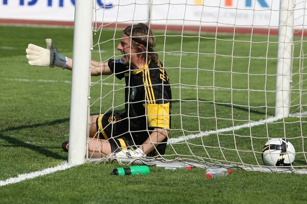 Мяч в воротах голкипера Томи Сергея Парейко