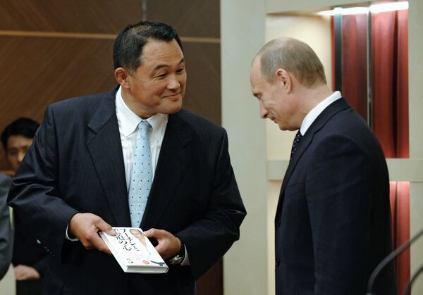 Премьер-министр РФ В.Путин представил в Токио свою книгу о дзюдо на японском языке