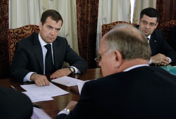 Зюганов просит Медведева реабилитировать двух осужденных коммунистов