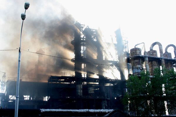 Завод пластмасс горит в Петербурге
