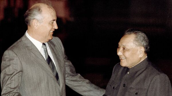 Генеральный секретарь ЦК КПСС Михаил Горбачев беседует с Председателем Военного Совета ЦК КПК Дэн Сяопином (справа) во время официального визита в КНР. 1989 год