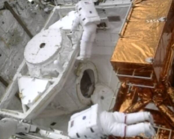 Астронавты установили на телескопе Хаббл новую камеру