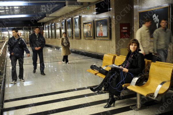 Фотовыставка Молодые и знаменитые открылась в московском метро