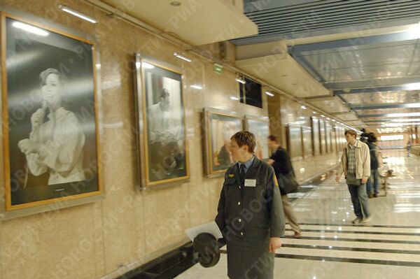 Фотовыставка Молодые и знаменитые открылась в московском метро
