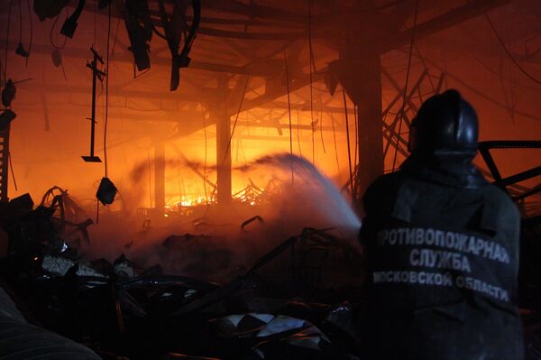 Тушение пожара на складе ФГУП Почта России в подмосковном Климовске
