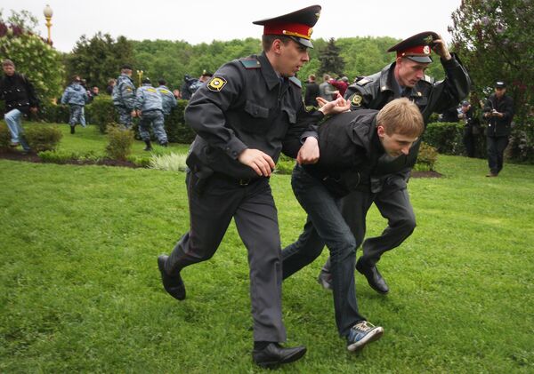 Милиционеры задержали участников славянского гей-парада в Москве
