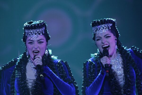 Инга и Ануш (Армения) во время выступления в финале конкурса Евровидение-2009