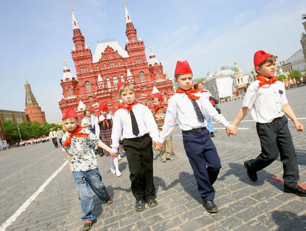 Ребята, принятые в пионеры во время прогулки по Красной площади. Архив